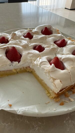 Kveta Horváthová Instagram - Koláčik ľahký ako obláčik 😍
Ľahký aj na prípravu…

SUROVINY :
Cesto - 250 g maslo
80 g práškový cukor
1/2 ČL vanilkový cukor
2 ks žĺtky
300 g hladká múka
Sneh - 4 ks bielky
200 g práškový cukor
  jahody

POSTUP :
Všetky suroviny na cesto zmiešame a dáme piecť pri teplote 180 stupňov celzia na 20 minút (teplovzdušná rúra, rozmer formy 20 x 20 cm, na dno formy dáme papier na pečenie)
Medzitým vyšľaháme tuhý sneh s práškovým cukrom.
Sneh navrstvíme na upečený korpus, pridáme jahody a dáme zapiecť (180 stupňov celzia - 20 minút)

DOBRÚ CHUŤ!

#recept #recipe #inspiracia #jahody #zakusok #sladkost #dezert #sweet #food #pecenie #baking #easyrecipes #baking #maskrta #dobrota #kolacik #dobruchut