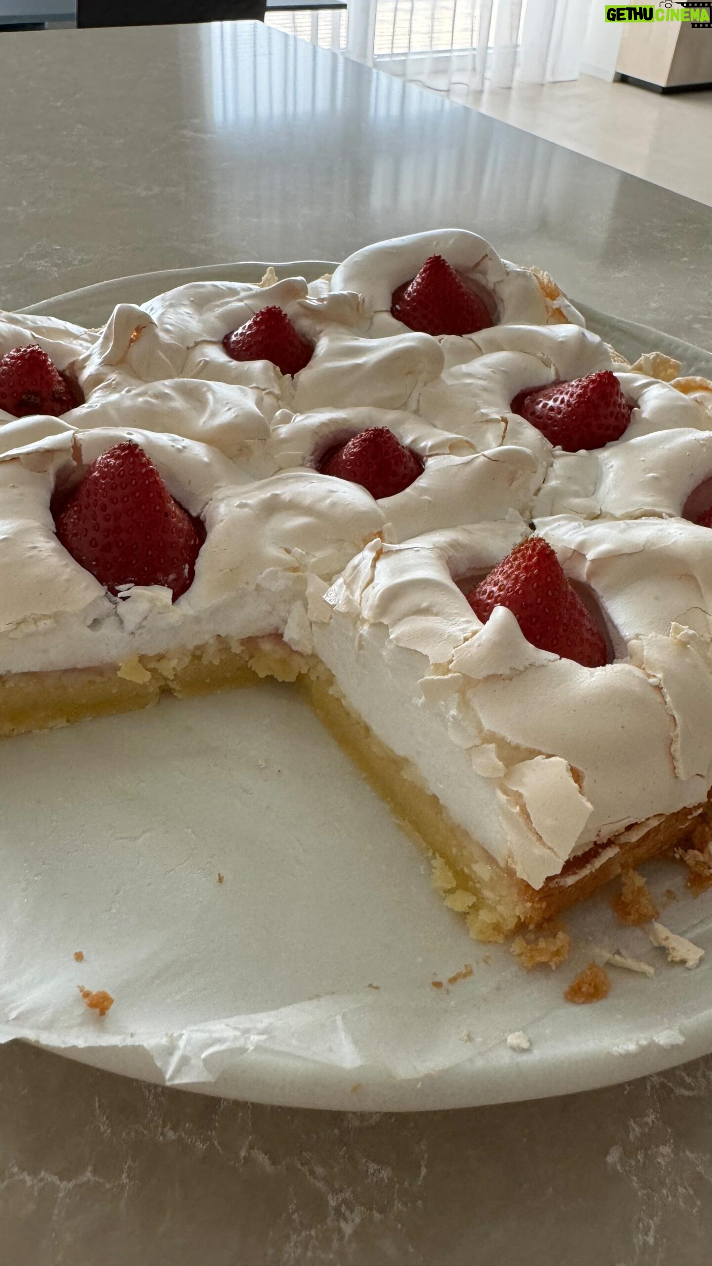 Kveta Horváthová - 3 Likes - Koláčik ľahký ako obláčik 😍
Ľahký aj na prípravu…
SUROVINY :
Cesto - 250 g maslo
80 g práškový cukor
1/2 ČL vanilkový cukor
2 ks žĺtky
300 g hladká múka
Sneh - 4 ks bielky
200 g práškový cukor
jahody
POSTUP :
Všetky suroviny na cesto zmiešame a dáme piecť pri teplote 180 stupňov celzia na 20 minút (teplovzdušná rúra, rozmer formy 20 x 20 cm, na dno formy dáme papier na pečenie)
Medzitým vyšľaháme tuhý sneh s práškovým cukrom.
Sneh navrstvíme na upečený korpus, pridáme jahody a dáme zapiecť (180 stupňov celzia - 20 minút)
DOBRÚ CHUŤ!
#recept #recipe #inspiracia #jahody #zakusok #sladkost #dezert #sweet #food #pecenie #baking #easyrecipes #baking #maskrta #dobrota #kolacik #dobruchut