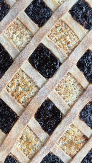 Kveta Horváthová Instagram - Sľúbila som vám recept na našu vianočnú klasiku - Štedrák.
Tak nech sa páči!

SUROVINY :
Cesto - 500 g polohrubej múky
  2 ČL kypriaceho prášku
  150 ml oleja
  1 vajce
  Štipka soli
  250 ml mlieka
  2 ČL kryštálového cukru
  20 g čerstvého droždia
Plnky - 500 g slivkového lekváru
  150 g mletého maku   3 PL kryšt. cukru 
   2 ČL vanilkového cukru   voda na 
  pokvapkanie
  150 g mletých vlašských orechov   3 PL kryšt.
 cukru   2 ČL vanilkového cukru   voda na
  pokvapkanie
  500 g tvarohu   3 PL kryšt. cukru   
  1 ČL vanilkového cukru   škoricový cukor

POSTUP :
Z mlieka, cukru a čerstvého droždia si spravte kvások.
Múku zmiešajte s 2 lyžičkami kypriaceho prášku, pridajte vajce, kvások, olej a štipku soli.
Cesto je pripravené na spracovanie vtedy, keď sa nelepí, takže podľa potreby dosypte po troške múku, aby bola jeho konzistencia dobrá na rozvaľkanie.
Cesto nemusí kysnúť, dá sa s ním pracovať hneď!
Rozdeľte ho na štyri časti, každú postupne vyvaľkajte a na každú dajte plnku (tie suché pokvapkajte vodou a aby sa vám ľahšie pracovalo so slivkovým lekvárom, aby sa príliš nelepil, pokojne ho zmiešajte s trochou vody...)
Ja dávam plnky v poradí – 1. slivková, 2. maková, 3. orechová, 4. tvarohová.
Na vrch môžete urobiť zo zvyškov cesta mriežku...
Koláč pred pečením pokvapkajte olejom.
Pečieme v rúre vyhriatej na 180 stupňov 35 až 40 minút.
Dobrú chuť!

#stedrak #vianoce #pecenie #vianocnepecenie #jednoduchyrecept #dobruchut