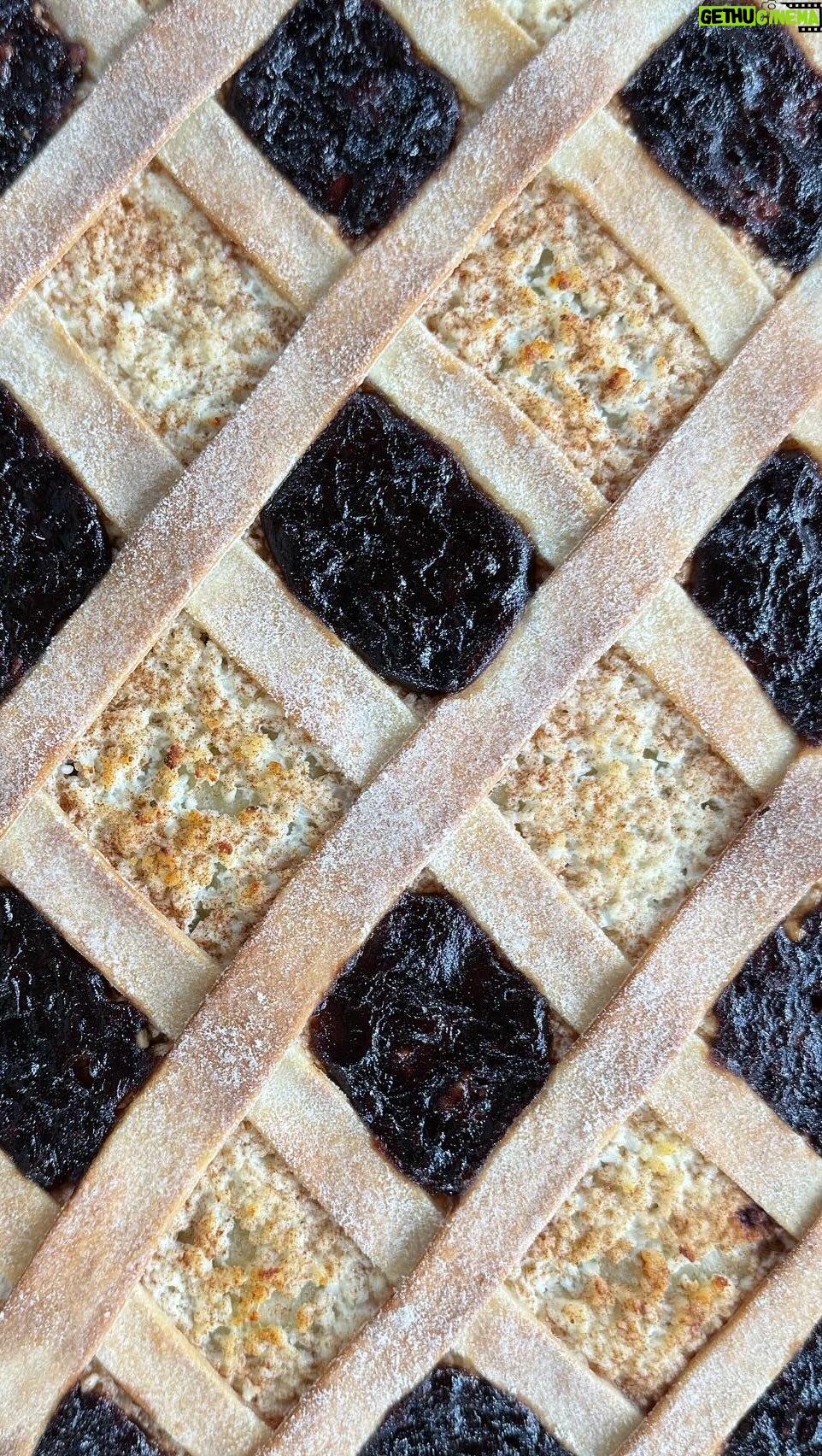Kveta Horváthová - 3 Likes - Sľúbila som vám recept na našu vianočnú klasiku - Štedrák.
Tak nech sa páči!
SUROVINY :
Cesto - 500 g polohrubej múky
2 ČL kypriaceho prášku
150 ml oleja
1 vajce
Štipka soli
250 ml mlieka
2 ČL kryštálového cukru
20 g čerstvého droždia
Plnky - 500 g slivkového lekváru
150 g mletého maku 3 PL kryšt. cukru
2 ČL vanilkového cukru voda na
pokvapkanie
150 g mletých vlašských orechov 3 PL kryšt.
cukru 2 ČL vanilkového cukru voda na
pokvapkanie
500 g tvarohu 3 PL kryšt. cukru
1 ČL vanilkového cukru škoricový cukor
POSTUP :
Z mlieka, cukru a čerstvého droždia si spravte kvások.
Múku zmiešajte s 2 lyžičkami kypriaceho prášku, pridajte vajce, kvások, olej a štipku soli.
Cesto je pripravené na spracovanie vtedy, keď sa nelepí, takže podľa potreby dosypte po troške múku, aby bola jeho konzistencia dobrá na rozvaľkanie.
Cesto nemusí kysnúť, dá sa s ním pracovať hneď!
Rozdeľte ho na štyri časti, každú postupne vyvaľkajte a na každú dajte plnku (tie suché pokvapkajte vodou a aby sa vám ľahšie pracovalo so slivkovým lekvárom, aby sa príliš nelepil, pokojne ho zmiešajte s trochou vody...)
Ja dávam plnky v poradí – 1. slivková, 2. maková, 3. orechová, 4. tvarohová.
Na vrch môžete urobiť zo zvyškov cesta mriežku...
Koláč pred pečením pokvapkajte olejom.
Pečieme v rúre vyhriatej na 180 stupňov 35 až 40 minút.
Dobrú chuť!
#stedrak #vianoce #pecenie #vianocnepecenie #jednoduchyrecept #dobruchut