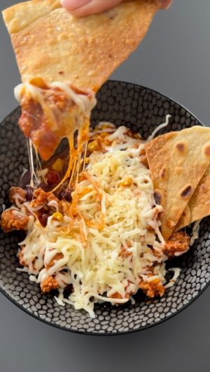 Kveta Horváthová Instagram - Tip na obed 😜
Chrumkavé nachos z domácej tortilly s hovädzím a bravčovým mletým mäsom.

Tortilly (6ks) :
250 g hladkej múky
1/2 ČL kypriaceho prášku do pečiva
1/2 ČL soli
50 ml oleja (rastlinného/olivového)
120 ml teplej vody

Nachos - Nasucho opražené tortilly nakrájame na trojuholníky, potrieme olivovým olejom, posypeme soľou, sušeným, alebo granulovaným cesnakom a dáme piecť na približne 7 minút do vyhriatej rúry na 180 stupňov…

Mäsová zmes :
1 menšia cibuľa   olej
250 g mletého bravčového mäsa
250 g mletého hovädzieho mäsa
Soľ, korenie
1 - 2 strúčiky cesnaku
240 g fazule
120 g kukurice
1 PL mletej červenej papriky
300 g paradajkovej omáčky

Pred podávaním môžete posypať nastrúhaným syrom.
Dobrú chuť 🤗

#tip #obed #jedlo #recept #jednoduchyrecept #mnamka #vikend #dobruchut #peknyden