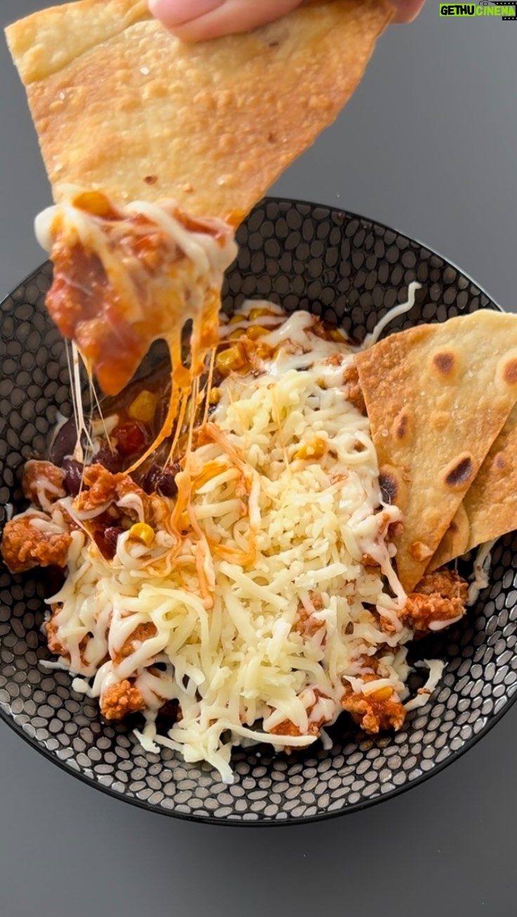 Kveta Horváthová - 3 Likes - Tip na obed 😜
Chrumkavé nachos z domácej tortilly s hovädzím a bravčovým mletým mäsom.
Tortilly (6ks) :
250 g hladkej múky
1/2 ČL kypriaceho prášku do pečiva
1/2 ČL soli
50 ml oleja (rastlinného/olivového)
120 ml teplej vody
Nachos - Nasucho opražené tortilly nakrájame na trojuholníky, potrieme olivovým olejom, posypeme soľou, sušeným, alebo granulovaným cesnakom a dáme piecť na približne 7 minút do vyhriatej rúry na 180 stupňov…
Mäsová zmes :
1 menšia cibuľa olej
250 g mletého bravčového mäsa
250 g mletého hovädzieho mäsa
Soľ, korenie
1 - 2 strúčiky cesnaku
240 g fazule
120 g kukurice
1 PL mletej červenej papriky
300 g paradajkovej omáčky
Pred podávaním môžete posypať nastrúhaným syrom.
Dobrú chuť 🤗
#tip #obed #jedlo #recept #jednoduchyrecept #mnamka #vikend #dobruchut #peknyden