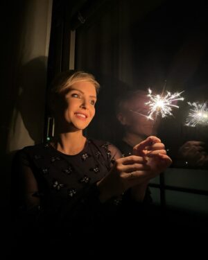 Kveta Horváthová Instagram - S vďačnosťou za všetko, čo mi odchádzajúci rok 2023 priniesol i nepriniesol, sa s ním lúčim a teším sa na príchod toho nového 😍
Prajem vám pekný Silvester, priatelia 🤗 a želám všetkým veľa zdravíčka, šťastia, lásky a mnoho dôvodov na úsmev a dobrú náladu v roku 2024 🎉

#silvester2023 #silvester #cakanie #nanovyrok #novyrok #happynewyear #vsetkonajlepsie