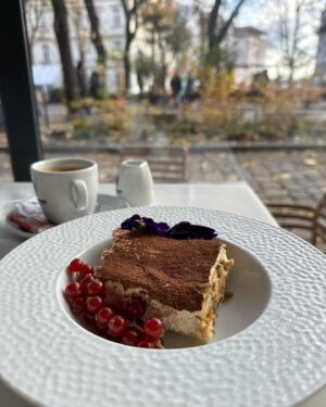 Kveta Horváthová Instagram - Po dlhšom čase sme sa vybrali do mesta 😉 Nedeľný obed v @lapiazza_bratislava bol kulinársky zážitok👌🏻
Čerstvé domáce cestoviny s čiernou hľuzovkou, tiramisu, či panna cotta, lahodné vínko, kávička,… 
Mňaaaam 😜

#vikend #obed #zazitok #talianskakuchyna #skvelejedlo #chutnejedlo #vcentre #vmeste #bratislava