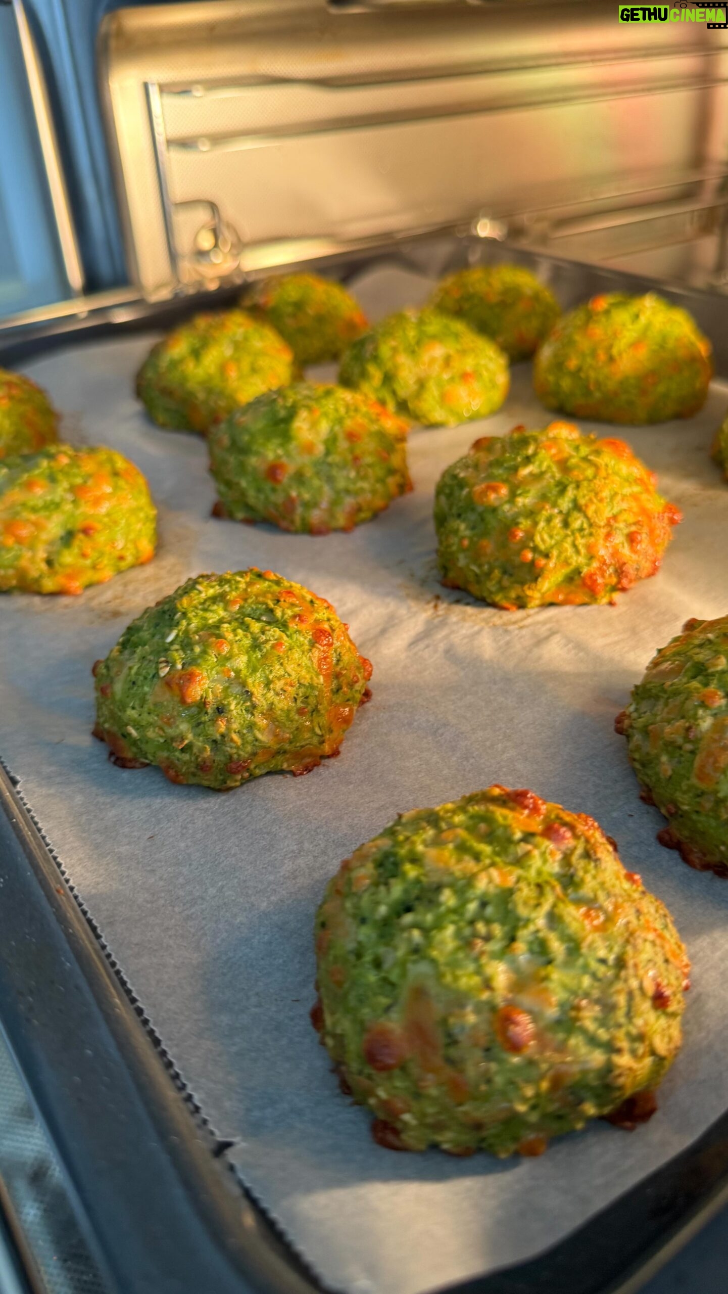 Kveta Horváthová - 3 Likes - Niečo ľahké na trávenie, ale aj na prípravu.
Brokolicové fašírky 🥦
Suroviny :
1 brokolica ( približne 400 g)
100 g jemných ovsených vločiek
3 vajcia
3 - 4 strúčiky cesnaku
150 g strúhaného syra ( mozzarella)
soľ, korenie
Postup :
Brokolicu nakrájame ( hlúbik som si odložila na polievku), umyjeme, povaríme približne 10 minút.
Uvarenú brokolicu roztlačíme vidličkou, následne rozmixujeme, pridáme ovsené vločky, vajcia, soľ a korenie, cesnak, syr.
Vytvarujeme fašírky, poukladáme na plech vystlaný papierom na pečenie a dáme piecť ( 190 stupňov, 20 - 25 minút)
Dobrú chuť 🤗
#recept #jednoduchyrecept #zelenina #brokolica #fasirky #inspiracia #dobrota #mnamka #pecenie #jedlo #zdravejedlo #dobruchut
