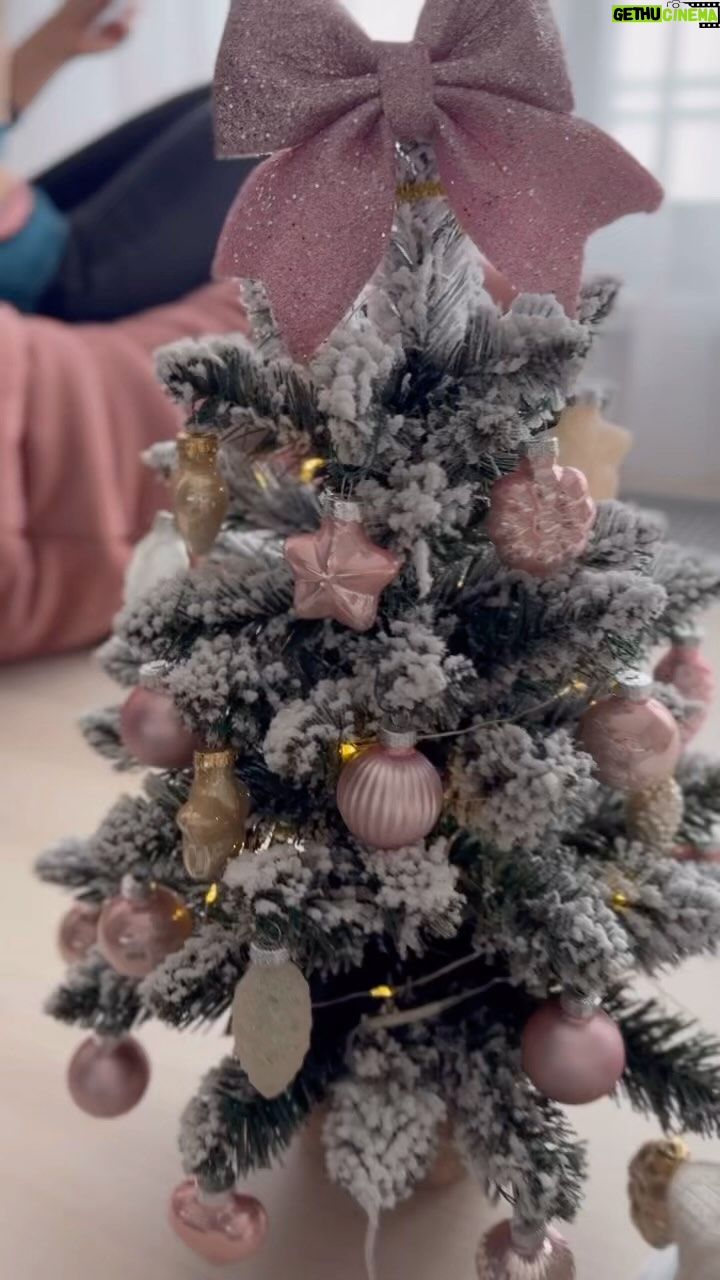 Kveta Horváthová - 3 Likes - Rozmýšľala som nad tým, čím by som potešila moju dobrú kamarátku na Vianoce 🤔
A nemusela som dlho premýšľať.
Denný krém proti vráskam Revitalift Laser X3 od L’oréal Paris, ktorý je posilnený top 3 aktívnymi látkami -
Pro-Retinolom, kyselinou hyalurónovou a vitamínom C, vyhladzuje vrásky, pomáha spevniť a rozžiariť pleť.
Takýto darček by potešil nejednu z nás 😉
Navyše sa dokonale hodí do tohto obdobia, pretože má hutnejšiu textúru, ktorá sa rýchlo vstrebáva, nezanecháva mastný film a nelepí.
Pleť je hydratovaná, vyživená, pružná a hladšia aj v zime.
@lorealparis #lorealx3cream #revitaliftlaser #doeswhatitsays #lorealskincare #skincare #spolupraca