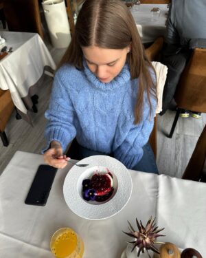 Kveta Horváthová Instagram - Po dlhšom čase sme sa vybrali do mesta 😉 Nedeľný obed v @lapiazza_bratislava bol kulinársky zážitok👌🏻
Čerstvé domáce cestoviny s čiernou hľuzovkou, tiramisu, či panna cotta, lahodné vínko, kávička,… 
Mňaaaam 😜

#vikend #obed #zazitok #talianskakuchyna #skvelejedlo #chutnejedlo #vcentre #vmeste #bratislava
