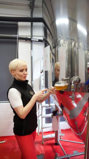 Kveta Horváthová Instagram - Šikovným Slovákom sa podarilo vyrobiť nealko pivo, ktoré chutí úplne ako to klasické.
Používajú totiž špeciálne kvasinky, ktoré pod stresom neprodukujú alkohol. Je to hotová veda a na prvé čapované si v Liptovskom Mikuláši museli počkať dlhé dva roky.
A všetci tí, ktorí si radi doprajú pivko pri športe, na bicykli, alebo počas pracovného obeda, to určite ocenia 😉
 
V rámci projektu „Z lásky k Slovensku“ s @kauflandslovensko , ktorý už celé roky podporuje našich, domácich dodávateľov, som tentokrát navštívila remeselný pivovar NILIO na Liptove. Stretla som tam milých, srdečných ľudí, vďaka ktorým vládne v ich práci príjemná, doslova rodinná atmosféra. 
“Keď ľudia začali naše pivo vracať čašníkom naspäť so slovami : Ale my sme chceli nealko... Vedeli sme, že sme na dobrej ceste.“ Prezradili mi v pivovare.
 
Ak vás prepadne smäd a chuť na naozaj dobré remeselné nealko, v máji ho nájdete v každom Kauflande po celom Slovensku.
 
#kaufland #kauflandslovensko #domacepotraviny #slovenskidodavatelia #slovensko *spolupraca