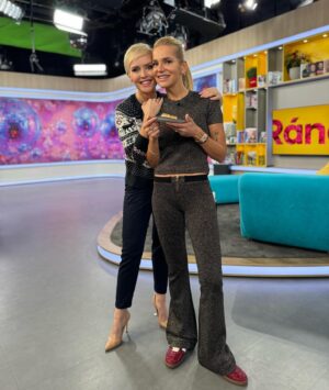 Kveta Horváthová Instagram - Dnešné ráno bolo pre mňa výnimočné a dlho budem naň spomínať.
Nielen preto, že mám narodeniny (už zase 😅 Bože ako to letííí 🤪), ale najmä preto, že som ich už skoro ráno stihla osláviť s mojimi milými kolegami v Teleráne @luciahlavackova a @romanjurasko ďakujem za prekvapenieee 🥰 Špeciálna vďaka môjmu parťakovi Tomimu @juricek_tomas 😍 
A aj som ich pohostila koláčmi, ktoré som vo vysielaní piekla (Štedrák, čokoládové a citrónovo - kokosové CRINKLES)
Čerešničkou na torte dnešného rána bolo, že sme si s @dararolins_vermi zagratulovali navzájom (Dara mala narodky včera 🎉❤️) a že jej môj Štedrák chutil tak, že si dala aj dupľu 🙏🏻👍🏻
@dararolins_vermi ešte raz - Všetko naaaj 😘

#narodeniny #vpraci #lovemyjob #kolegovia #dakujem