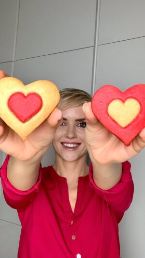 Kveta Horváthová Instagram - Srdiečka nielen na Valentína ❤️

Suroviny :
250 g pšeničnej hladkej múky
250 g špaldovej hladkej múky
200 g práškového cukru
250 g masla
1 celé vajce
3 žĺtky
1/2 ČL vanilky
červená gélová potravinárska farba (1/2 ČL)
Náplň - roztopená mliečna čokoláda a lieskové orechy ( alebo Nutella, prípadne akýkoľvek džem)

Postup :
Z múky, cukru, masla, vajec a vanilky vypracujeme cesto. Rozdelíme na polovicu. Jednu premiesime s potravinárskou farbou. Obe cestá odložíme na 15 minút do chladničky. 
Potom vyvaľkáme, povykrajujeme, potrieme náplňou ( čokoláda, alebo nutella, prípadne džem), zlepíme srdiečka a dáme piecť do vyhriatej rúry na 170 stupňov na približne 20 minút ( každá rúra je iná ☝🏻)

#recept #sladkyrecept #srdiecka #valentin #pecenie #inspiracia #mnamka #dobrota #maskrta