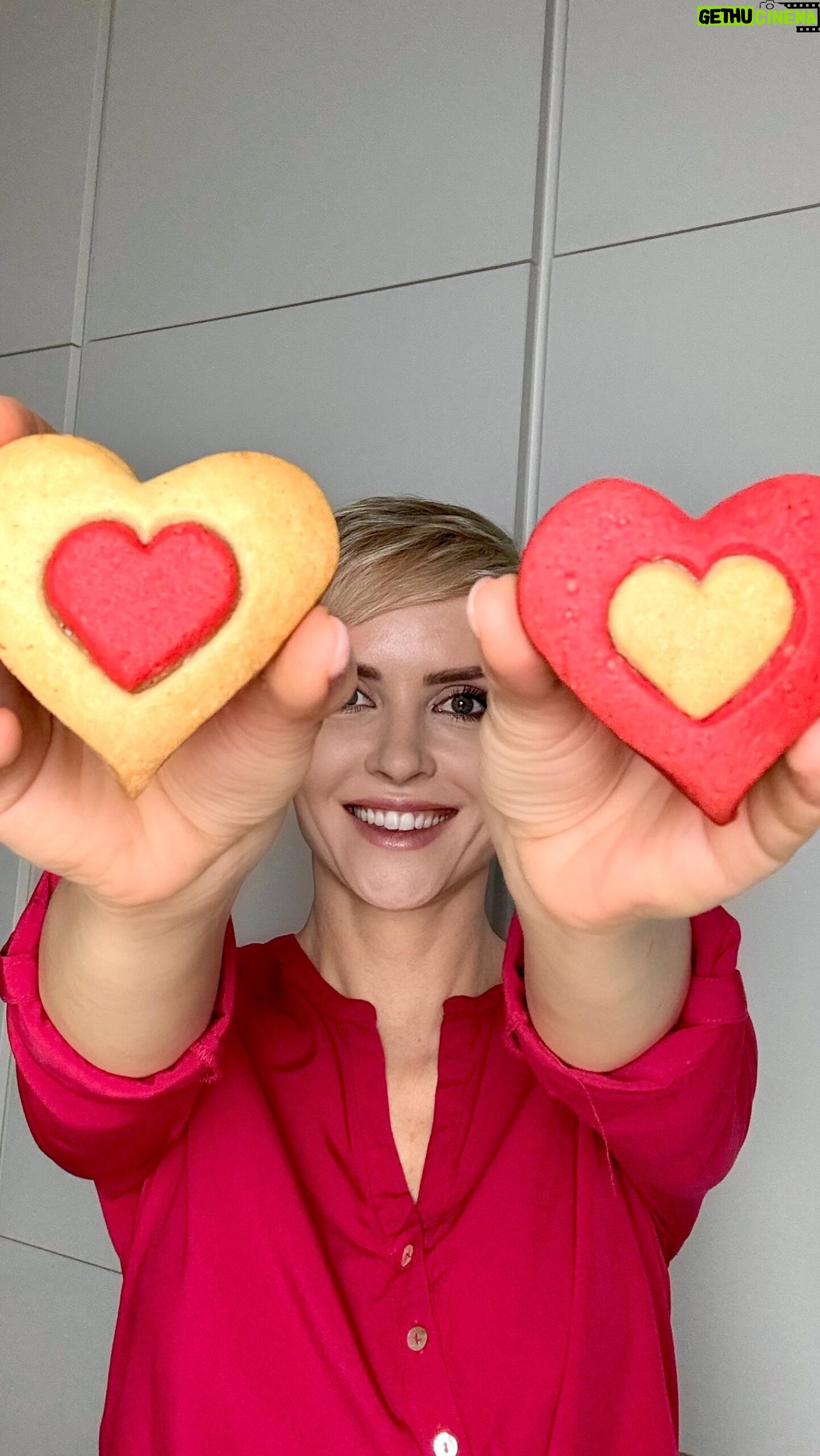 Kveta Horváthová - 3 Likes - Srdiečka nielen na Valentína ❤️
Suroviny :
250 g pšeničnej hladkej múky
250 g špaldovej hladkej múky
200 g práškového cukru
250 g masla
1 celé vajce
3 žĺtky
1/2 ČL vanilky
červená gélová potravinárska farba (1/2 ČL)
Náplň - roztopená mliečna čokoláda a lieskové orechy ( alebo Nutella, prípadne akýkoľvek džem)
Postup :
Z múky, cukru, masla, vajec a vanilky vypracujeme cesto. Rozdelíme na polovicu. Jednu premiesime s potravinárskou farbou. Obe cestá odložíme na 15 minút do chladničky.
Potom vyvaľkáme, povykrajujeme, potrieme náplňou ( čokoláda, alebo nutella, prípadne džem), zlepíme srdiečka a dáme piecť do vyhriatej rúry na 170 stupňov na približne 20 minút ( každá rúra je iná ☝🏻)
#recept #sladkyrecept #srdiecka #valentin #pecenie #inspiracia #mnamka #dobrota #maskrta
