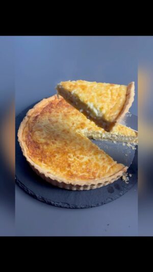 Kveta Horváthová Instagram - Cibuľovo - syrový quiche 🧅🧀
Jednoduchý recept na jednoducho chutný slaný koláč 😘
Ak vymeníte cibuľu za akúkoľvek inú zeleninu (i viac druhov) alebo skombinujete zeleninu a mäso (šunka, kuracina, losos…) máte množstvo možností na príjemnú desiatu, olovrant, ale u nás doma je tento koláč, so zeleninovým šalátom, aj obľúbeným jedlom na obed 😉

Suroviny :
280 g hladkej múky
165 g masla
8 PL studenej vody
300 g cibule
250 ml šľahačkovej smotany
2 vajcia
150 g syru čedar
Soľ, korenie, olej

Postup :
Z múky, masla, vody a soli vypracujeme cesto a odložíme do chladničky na 30 minút.
Potom ho vyvaľkáme, preložíme do formy na pečenie, popicháme vidličkou a dáme piecť do vyhriatej rúry na 200 stupňov na 25 až 30 minút.
Medzitým nakrájame cibuľu a usmažíme ju na oleji.
Smotanu zmiešame s vajíčkami, pridáme soľ, korenie, cibuľu, polovicu nastrúhaného syru čedar a zmes nalejeme na cesto, ktoré sme vytiahli z rúry…
Na vrch dosypeme druhú polovicu syru a dáme do rúry. Pečieme ešte 20 - 25 minút (stále 200 stupňov)

DOBRÚ CHUŤ!

#recept #recipe #jednoduchyrecept #inspiracia #kolac #slanykolac #pecenie #jedlo #mnamka #maskrta #vikend #dobruchut