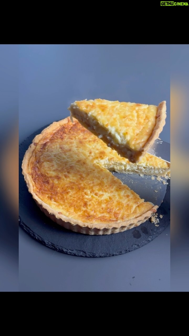 Kveta Horváthová - 3 Likes - Cibuľovo - syrový quiche 🧅🧀
Jednoduchý recept na jednoducho chutný slaný koláč 😘
Ak vymeníte cibuľu za akúkoľvek inú zeleninu (i viac druhov) alebo skombinujete zeleninu a mäso (šunka, kuracina, losos…) máte množstvo možností na príjemnú desiatu, olovrant, ale u nás doma je tento koláč, so zeleninovým šalátom, aj obľúbeným jedlom na obed 😉
Suroviny :
280 g hladkej múky
165 g masla
8 PL studenej vody
300 g cibule
250 ml šľahačkovej smotany
2 vajcia
150 g syru čedar
Soľ, korenie, olej
Postup :
Z múky, masla, vody a soli vypracujeme cesto a odložíme do chladničky na 30 minút.
Potom ho vyvaľkáme, preložíme do formy na pečenie, popicháme vidličkou a dáme piecť do vyhriatej rúry na 200 stupňov na 25 až 30 minút.
Medzitým nakrájame cibuľu a usmažíme ju na oleji.
Smotanu zmiešame s vajíčkami, pridáme soľ, korenie, cibuľu, polovicu nastrúhaného syru čedar a zmes nalejeme na cesto, ktoré sme vytiahli z rúry…
Na vrch dosypeme druhú polovicu syru a dáme do rúry. Pečieme ešte 20 - 25 minút (stále 200 stupňov)
DOBRÚ CHUŤ!
#recept #recipe #jednoduchyrecept #inspiracia #kolac #slanykolac #pecenie #jedlo #mnamka #maskrta #vikend #dobruchut