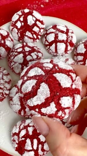 Kveta Horváthová Instagram - CRINKLES do tretice 🥰
RED VELVET CRINKLES ❤️
SUROVINY :
60 g masla
100 g kryštálového cukru
30 ml šľahačkovej smotany
1 vajce
1 ČL červenej potravinárskej gelovej farby 
180 g hladkej múky
1 ČL kypriaceho prášku
Štipka sódy bikarbóny
1 PL obyčajného kakaa

POSTUP :
Zmäknuté maslo vymiešame s kryštálovým cukrom, smotanou, vajíčkom a lyžičkou gelovej potravinárskej farby ( dá sa bežne kúpiť 🤗). Ak by ste chceli vedieť, akú farbu som použila, napíšte mi správu 🤗
V druhej mise zmiešame múku s práškom do pečiva, štipkou sódy bikarbóny a obyčajným kakaom ( nie holandské!)
Obe zmesi postupne vymiešame dokopy a cesto odložíme na minimálne 3 - 4 hodiny do chladničky…
Z cesta vyformujeme guličky, obalíme v kryštálovom a práškovom cukre.
Dáme piecť do vyhriatej rúry na 175 stupňov na 12 minút.

#pecenie #vianoce #recept #vianocnyrecept #vianocnepecenie #vianocnekolaciky #redvelvet #jednoduchyrecept #inspiracia #sladkost #maskrta #dobruchut
