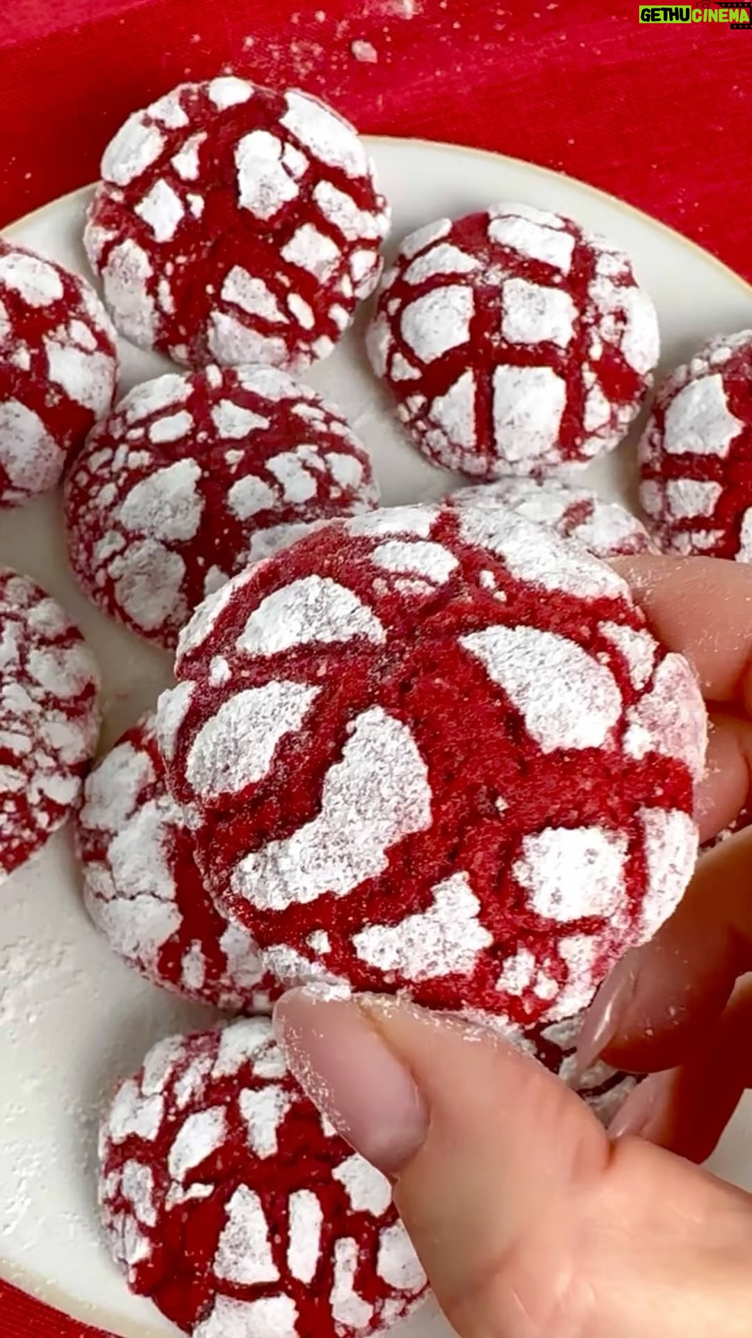 Kveta Horváthová - 3 Likes - CRINKLES do tretice 🥰
RED VELVET CRINKLES ❤️
SUROVINY :
60 g masla
100 g kryštálového cukru
30 ml šľahačkovej smotany
1 vajce
1 ČL červenej potravinárskej gelovej farby
180 g hladkej múky
1 ČL kypriaceho prášku
Štipka sódy bikarbóny
1 PL obyčajného kakaa
POSTUP :
Zmäknuté maslo vymiešame s kryštálovým cukrom, smotanou, vajíčkom a lyžičkou gelovej potravinárskej farby ( dá sa bežne kúpiť 🤗). Ak by ste chceli vedieť, akú farbu som použila, napíšte mi správu 🤗
V druhej mise zmiešame múku s práškom do pečiva, štipkou sódy bikarbóny a obyčajným kakaom ( nie holandské!)
Obe zmesi postupne vymiešame dokopy a cesto odložíme na minimálne 3 - 4 hodiny do chladničky…
Z cesta vyformujeme guličky, obalíme v kryštálovom a práškovom cukre.
Dáme piecť do vyhriatej rúry na 175 stupňov na 12 minút.
#pecenie #vianoce #recept #vianocnyrecept #vianocnepecenie #vianocnekolaciky #redvelvet #jednoduchyrecept #inspiracia #sladkost #maskrta #dobruchut