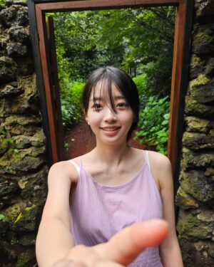 Kwon Ah-reum Instagram - 🌱☘️🍀🌿
제주도에선 앞머리 깔끔하게 포기!