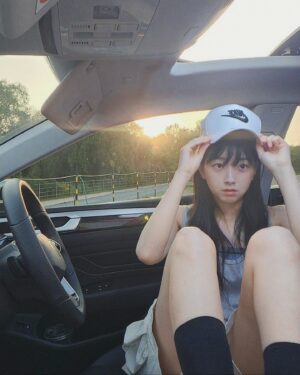 Kwon Ah-reum Instagram - 모자 안에 비둘기 들어 있음🕊