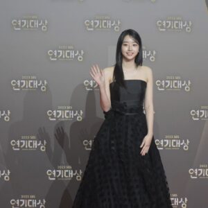 Kwon Ah-reum Instagram - <2023 SBS 연기대상> 
이렇게 뜻 깊은 자리에 함께 있는것 만으로 소중하고 영광스러운데 한 해 마무리를 신인연기상으로 할 수 있게 해주셔서 감사합니다 상 받을 줄 모르고 어버버 거리다가 온 제가 너무 부끄럽네요... 신동엽 선배님 한번 더 말 할 수 있게 해주시고 와중에 매끄러운 진행 정말 감사드립니다 
훌륭하신 선배님들의 발자취를 따라 이 자리에 서는 것이 더욱 더 당당해질 수 있도록 더 노력하고 더 고민하는 배우가 되겠습니다