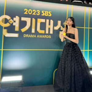 Kwon Ah-reum Instagram - <2023 SBS 연기대상> 
이렇게 뜻 깊은 자리에 함께 있는것 만으로 소중하고 영광스러운데 한 해 마무리를 신인연기상으로 할 수 있게 해주셔서 감사합니다 상 받을 줄 모르고 어버버 거리다가 온 제가 너무 부끄럽네요... 신동엽 선배님 한번 더 말 할 수 있게 해주시고 와중에 매끄러운 진행 정말 감사드립니다 
훌륭하신 선배님들의 발자취를 따라 이 자리에 서는 것이 더욱 더 당당해질 수 있도록 더 노력하고 더 고민하는 배우가 되겠습니다