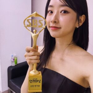 Kwon Ah-reum Instagram - <2023 SBS 연기대상> 
이렇게 뜻 깊은 자리에 함께 있는것 만으로 소중하고 영광스러운데 한 해 마무리를 신인연기상으로 할 수 있게 해주셔서 감사합니다 상 받을 줄 모르고 어버버 거리다가 온 제가 너무 부끄럽네요... 신동엽 선배님 한번 더 말 할 수 있게 해주시고 와중에 매끄러운 진행 정말 감사드립니다 
훌륭하신 선배님들의 발자취를 따라 이 자리에 서는 것이 더욱 더 당당해질 수 있도록 더 노력하고 더 고민하는 배우가 되겠습니다