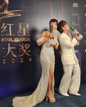 Kym Ng Instagram - 不管是演戏还是主持，我都还有很多的不足。。每一次的入围或是得奖，即是一份鼓励，也是一份推动力！我会继续向各位演员和主持人们学习🙏🏻
昨晚把最佳女主角的奖座带回家了，就还是感觉很不真实🫢
要再次感谢《陪你到最后》剧组里的每一个工作人员，以及每一个演员，感谢大家认真，用心，卖力的付出 💪🏻💪🏻💪🏻
我觉得是因为这部戏的故事写得很动人，所以让我沾了很大的便宜🤭
当然，还有幸运之神的眷顾，我才有机会被点名😜
谢谢观众朋友们，粉丝们，@kymngforever ，一直给我加油打气 ❤️
谢谢新传媒，@the_celebrityagency @dneo @authentic.living @jaeleaw @xueling @relaxkarenb Serene, Fiona .. 谢谢你们在我背后的鼎力扶持🙏🏻
谢谢 @gandavid_davidgan 每年都不厌其烦的为我们准备燕窝糖水🩷
谢谢 #PassionHairSalon @ryan_yap 为我做了个漂亮发型💕
谢谢 造型师 @jihg.21 让我华丽登场 #Berta (gown) @belleandtulle 🥰
谢谢 @yadanargems 给我穿上了绚丽夺目的 #橄榄石 首饰 💖
感谢大家的祝福🙏🏻 我会继续奋斗的😜