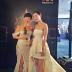 Kym Ng Instagram – 不管是演戏还是主持，我都还有很多的不足。。每一次的入围或是得奖，即是一份鼓励，也是一份推动力！我会继续向各位演员和主持人们学习🙏🏻
昨晚把最佳女主角的奖座带回家了，就还是感觉很不真实🫢
要再次感谢《陪你到最后》剧组里的每一个工作人员，以及每一个演员，感谢大家认真，用心，卖力的付出 💪🏻💪🏻💪🏻
我觉得是因为这部戏的故事写得很动人，所以让我沾了很大的便宜🤭
当然，还有幸运之神的眷顾，我才有机会被点名😜
谢谢观众朋友们，粉丝们，@kymngforever ，一直给我加油打气 ❤️
谢谢新传媒，@the_celebrityagency @dneo @authentic.living @jaeleaw @xueling @relaxkarenb Serene, Fiona .. 谢谢你们在我背后的鼎力扶持🙏🏻
谢谢 @gandavid_davidgan 每年都不厌其烦的为我们准备燕窝糖水🩷
谢谢 #PassionHairSalon @ryan_yap 为我做了个漂亮发型💕
谢谢 造型师 @jihg.21 让我华丽登场 #Berta (gown) @belleandtulle 🥰
谢谢 @yadanargems 给我穿上了绚丽夺目的 #橄榄石 首饰 💖
感谢大家的祝福🙏🏻 我会继续奋斗的😜