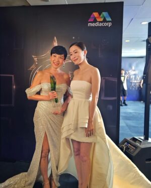 Kym Ng Instagram - 不管是演戏还是主持，我都还有很多的不足。。每一次的入围或是得奖，即是一份鼓励，也是一份推动力！我会继续向各位演员和主持人们学习🙏🏻
昨晚把最佳女主角的奖座带回家了，就还是感觉很不真实🫢
要再次感谢《陪你到最后》剧组里的每一个工作人员，以及每一个演员，感谢大家认真，用心，卖力的付出 💪🏻💪🏻💪🏻
我觉得是因为这部戏的故事写得很动人，所以让我沾了很大的便宜🤭
当然，还有幸运之神的眷顾，我才有机会被点名😜
谢谢观众朋友们，粉丝们，@kymngforever ，一直给我加油打气 ❤️
谢谢新传媒，@the_celebrityagency @dneo @authentic.living @jaeleaw @xueling @relaxkarenb Serene, Fiona .. 谢谢你们在我背后的鼎力扶持🙏🏻
谢谢 @gandavid_davidgan 每年都不厌其烦的为我们准备燕窝糖水🩷
谢谢 #PassionHairSalon @ryan_yap 为我做了个漂亮发型💕
谢谢 造型师 @jihg.21 让我华丽登场 #Berta (gown) @belleandtulle 🥰
谢谢 @yadanargems 给我穿上了绚丽夺目的 #橄榄石 首饰 💖
感谢大家的祝福🙏🏻 我会继续奋斗的😜