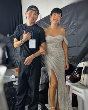 Kym Ng Instagram - 不管是演戏还是主持，我都还有很多的不足。。每一次的入围或是得奖，即是一份鼓励，也是一份推动力！我会继续向各位演员和主持人们学习🙏🏻
昨晚把最佳女主角的奖座带回家了，就还是感觉很不真实🫢
要再次感谢《陪你到最后》剧组里的每一个工作人员，以及每一个演员，感谢大家认真，用心，卖力的付出 💪🏻💪🏻💪🏻
我觉得是因为这部戏的故事写得很动人，所以让我沾了很大的便宜🤭
当然，还有幸运之神的眷顾，我才有机会被点名😜
谢谢观众朋友们，粉丝们，@kymngforever ，一直给我加油打气 ❤️
谢谢新传媒，@the_celebrityagency @dneo @authentic.living @jaeleaw @xueling @relaxkarenb Serene, Fiona .. 谢谢你们在我背后的鼎力扶持🙏🏻
谢谢 @gandavid_davidgan 每年都不厌其烦的为我们准备燕窝糖水🩷
谢谢 #PassionHairSalon @ryan_yap 为我做了个漂亮发型💕
谢谢 造型师 @jihg.21 让我华丽登场 #Berta (gown) @belleandtulle 🥰
谢谢 @yadanargems 给我穿上了绚丽夺目的 #橄榄石 首饰 💖
感谢大家的祝福🙏🏻 我会继续奋斗的😜