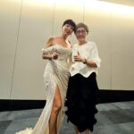 Kym Ng Instagram – 不管是演戏还是主持，我都还有很多的不足。。每一次的入围或是得奖，即是一份鼓励，也是一份推动力！我会继续向各位演员和主持人们学习🙏🏻
昨晚把最佳女主角的奖座带回家了，就还是感觉很不真实🫢
要再次感谢《陪你到最后》剧组里的每一个工作人员，以及每一个演员，感谢大家认真，用心，卖力的付出 💪🏻💪🏻💪🏻
我觉得是因为这部戏的故事写得很动人，所以让我沾了很大的便宜🤭
当然，还有幸运之神的眷顾，我才有机会被点名😜
谢谢观众朋友们，粉丝们，@kymngforever ，一直给我加油打气 ❤️
谢谢新传媒，@the_celebrityagency @dneo @authentic.living @jaeleaw @xueling @relaxkarenb Serene, Fiona .. 谢谢你们在我背后的鼎力扶持🙏🏻
谢谢 @gandavid_davidgan 每年都不厌其烦的为我们准备燕窝糖水🩷
谢谢 #PassionHairSalon @ryan_yap 为我做了个漂亮发型💕
谢谢 造型师 @jihg.21 让我华丽登场 #Berta (gown) @belleandtulle 🥰
谢谢 @yadanargems 给我穿上了绚丽夺目的 #橄榄石 首饰 💖
感谢大家的祝福🙏🏻 我会继续奋斗的😜