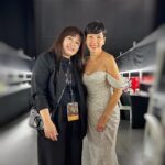 Kym Ng Instagram – 不管是演戏还是主持，我都还有很多的不足。。每一次的入围或是得奖，即是一份鼓励，也是一份推动力！我会继续向各位演员和主持人们学习🙏🏻
昨晚把最佳女主角的奖座带回家了，就还是感觉很不真实🫢
要再次感谢《陪你到最后》剧组里的每一个工作人员，以及每一个演员，感谢大家认真，用心，卖力的付出 💪🏻💪🏻💪🏻
我觉得是因为这部戏的故事写得很动人，所以让我沾了很大的便宜🤭
当然，还有幸运之神的眷顾，我才有机会被点名😜
谢谢观众朋友们，粉丝们，@kymngforever ，一直给我加油打气 ❤️
谢谢新传媒，@the_celebrityagency @dneo @authentic.living @jaeleaw @xueling @relaxkarenb Serene, Fiona .. 谢谢你们在我背后的鼎力扶持🙏🏻
谢谢 @gandavid_davidgan 每年都不厌其烦的为我们准备燕窝糖水🩷
谢谢 #PassionHairSalon @ryan_yap 为我做了个漂亮发型💕
谢谢 造型师 @jihg.21 让我华丽登场 #Berta (gown) @belleandtulle 🥰
谢谢 @yadanargems 给我穿上了绚丽夺目的 #橄榄石 首饰 💖
感谢大家的祝福🙏🏻 我会继续奋斗的😜