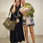 Kym Ng Instagram – 不管是演戏还是主持，我都还有很多的不足。。每一次的入围或是得奖，即是一份鼓励，也是一份推动力！我会继续向各位演员和主持人们学习🙏🏻
昨晚把最佳女主角的奖座带回家了，就还是感觉很不真实🫢
要再次感谢《陪你到最后》剧组里的每一个工作人员，以及每一个演员，感谢大家认真，用心，卖力的付出 💪🏻💪🏻💪🏻
我觉得是因为这部戏的故事写得很动人，所以让我沾了很大的便宜🤭
当然，还有幸运之神的眷顾，我才有机会被点名😜
谢谢观众朋友们，粉丝们，@kymngforever ，一直给我加油打气 ❤️
谢谢新传媒，@the_celebrityagency @dneo @authentic.living @jaeleaw @xueling @relaxkarenb Serene, Fiona .. 谢谢你们在我背后的鼎力扶持🙏🏻
谢谢 @gandavid_davidgan 每年都不厌其烦的为我们准备燕窝糖水🩷
谢谢 #PassionHairSalon @ryan_yap 为我做了个漂亮发型💕
谢谢 造型师 @jihg.21 让我华丽登场 #Berta (gown) @belleandtulle 🥰
谢谢 @yadanargems 给我穿上了绚丽夺目的 #橄榄石 首饰 💖
感谢大家的祝福🙏🏻 我会继续奋斗的😜