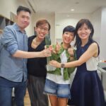 Kym Ng Instagram – 不管是演戏还是主持，我都还有很多的不足。。每一次的入围或是得奖，即是一份鼓励，也是一份推动力！我会继续向各位演员和主持人们学习🙏🏻
昨晚把最佳女主角的奖座带回家了，就还是感觉很不真实🫢
要再次感谢《陪你到最后》剧组里的每一个工作人员，以及每一个演员，感谢大家认真，用心，卖力的付出 💪🏻💪🏻💪🏻
我觉得是因为这部戏的故事写得很动人，所以让我沾了很大的便宜🤭
当然，还有幸运之神的眷顾，我才有机会被点名😜
谢谢观众朋友们，粉丝们，@kymngforever ，一直给我加油打气 ❤️
谢谢新传媒，@the_celebrityagency @dneo @authentic.living @jaeleaw @xueling @relaxkarenb Serene, Fiona .. 谢谢你们在我背后的鼎力扶持🙏🏻
谢谢 @gandavid_davidgan 每年都不厌其烦的为我们准备燕窝糖水🩷
谢谢 #PassionHairSalon @ryan_yap 为我做了个漂亮发型💕
谢谢 造型师 @jihg.21 让我华丽登场 #Berta (gown) @belleandtulle 🥰
谢谢 @yadanargems 给我穿上了绚丽夺目的 #橄榄石 首饰 💖
感谢大家的祝福🙏🏻 我会继续奋斗的😜