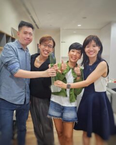 Kym Ng Instagram - 不管是演戏还是主持，我都还有很多的不足。。每一次的入围或是得奖，即是一份鼓励，也是一份推动力！我会继续向各位演员和主持人们学习🙏🏻 昨晚把最佳女主角的奖座带回家了，就还是感觉很不真实🫢 要再次感谢《陪你到最后》剧组里的每一个工作人员，以及每一个演员，感谢大家认真，用心，卖力的付出 💪🏻💪🏻💪🏻 我觉得是因为这部戏的故事写得很动人，所以让我沾了很大的便宜🤭 当然，还有幸运之神的眷顾，我才有机会被点名😜 谢谢观众朋友们，粉丝们，@kymngforever ，一直给我加油打气 ❤️ 谢谢新传媒，@the_celebrityagency @dneo @authentic.living @jaeleaw @xueling @relaxkarenb Serene, Fiona .. 谢谢你们在我背后的鼎力扶持🙏🏻 谢谢 @gandavid_davidgan 每年都不厌其烦的为我们准备燕窝糖水🩷 谢谢 #PassionHairSalon @ryan_yap 为我做了个漂亮发型💕 谢谢 造型师 @jihg.21 让我华丽登场 #Berta (gown) @belleandtulle 🥰 谢谢 @yadanargems 给我穿上了绚丽夺目的 #橄榄石 首饰 💖 感谢大家的祝福🙏🏻 我会继续奋斗的😜