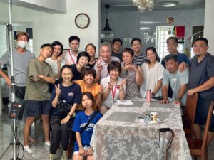 Kym Ng Instagram - #天公疼憨人 - 我的首部  #方言剧 - 拍了将近3个月，我 收工啦 💕 
虽然这已是第三次与 @chenhanwei1969 在同一部剧，但其实这次，才是真正的合作❣️原来这位#视帝 好会照顾人💗 除了对工作认真、投入，还常常想出各种点子，让自己 和对手的角色 更生动，完全不自私❤️❤️❤️ 
@yvonnelim928 也时不时在剧组挥洒#母爱 - 永远不忘带东西给大家吃，请吃饭，要不就亲自下厨 ❤️❤️❤️
很庆幸有这么棒又温暖的团队：从监制, 到导演, 到助导美眉们, 到摄制组; 和众演员们, 感谢大家都这么用心，卖力 💪🏻💪🏻💪🏻
Gonna miss all of you so much ❤️❤️❤️