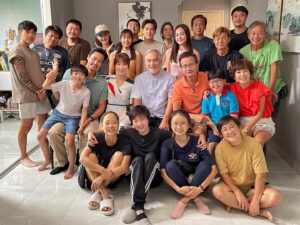 Kym Ng Instagram - #天公疼憨人 - 我的首部  #方言剧 - 拍了将近3个月，我 收工啦 💕 
虽然这已是第三次与 @chenhanwei1969 在同一部剧，但其实这次，才是真正的合作❣️原来这位#视帝 好会照顾人💗 除了对工作认真、投入，还常常想出各种点子，让自己 和对手的角色 更生动，完全不自私❤️❤️❤️ 
@yvonnelim928 也时不时在剧组挥洒#母爱 - 永远不忘带东西给大家吃，请吃饭，要不就亲自下厨 ❤️❤️❤️
很庆幸有这么棒又温暖的团队：从监制, 到导演, 到助导美眉们, 到摄制组; 和众演员们, 感谢大家都这么用心，卖力 💪🏻💪🏻💪🏻
Gonna miss all of you so much ❤️❤️❤️