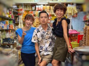 Kym Ng Instagram - #天公疼憨人 - 我的首部  #方言剧 - 拍了将近3个月，我 收工啦 💕 
虽然这已是第三次与 @chenhanwei1969 在同一部剧，但其实这次，才是真正的合作❣️原来这位#视帝 好会照顾人💗 除了对工作认真、投入，还常常想出各种点子，让自己 和对手的角色 更生动，完全不自私❤️❤️❤️ 
@yvonnelim928 也时不时在剧组挥洒#母爱 - 永远不忘带东西给大家吃，请吃饭，要不就亲自下厨 ❤️❤️❤️
很庆幸有这么棒又温暖的团队：从监制, 到导演, 到助导美眉们, 到摄制组; 和众演员们, 感谢大家都这么用心，卖力 💪🏻💪🏻💪🏻
Gonna miss all of you so much ❤️❤️❤️