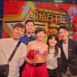 Kym Ng Instagram – 谢谢 #缤纷万千在昇菘  制作团队的热情欢迎💗💕 Yes, 又回到我的#快乐星期六 了🥰🥰🥰
Thank you @kymngforever @s_leeyan @leonweiqiang for another successful surprise 😘😘😘
@dasmondkoh ~ feel so good to be standing next to you on TV again ❣️❣️ #HappySaturday #TheShengSiongShow ❤️