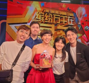 Kym Ng Instagram - 谢谢 #缤纷万千在昇菘  制作团队的热情欢迎💗💕 Yes, 又回到我的#快乐星期六 了🥰🥰🥰
Thank you @kymngforever @s_leeyan @leonweiqiang for another successful surprise 😘😘😘
@dasmondkoh ~ feel so good to be standing next to you on TV again ❣️❣️ #HappySaturday #TheShengSiongShow ❤️
