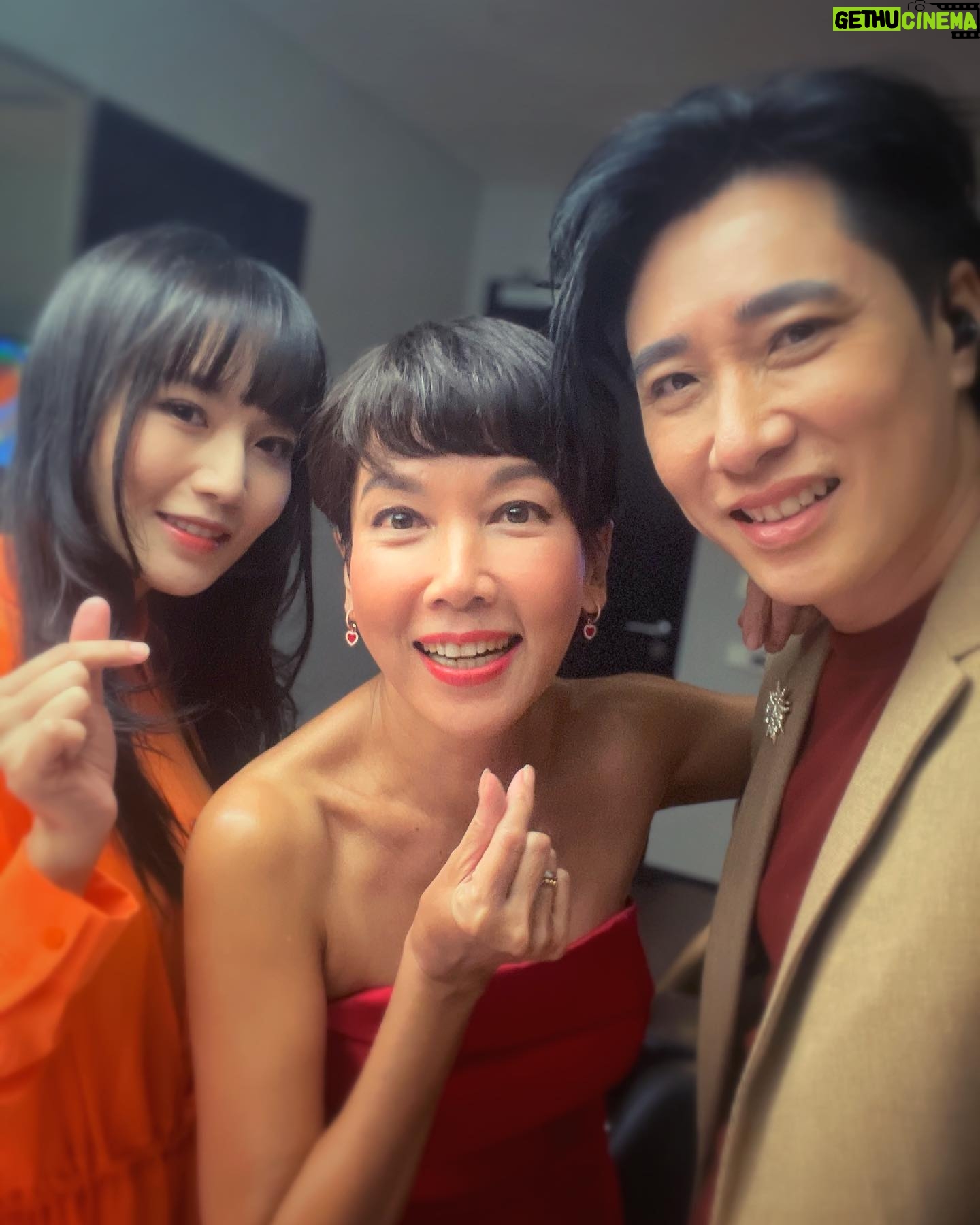 Kym Ng Instagram - #TheShengSiongShow with @boonhuilu tonight 🥰💕 #缤纷万千在昇菘