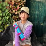 Kym Ng Instagram – 这是过去5个星期的我😅  嗯，我请了假 ～ 病假 。。
万万没想到，第一次演鬼👻，‘身经百战’的我，竟然在拍戏的时候，意外摔断手腕😰  因为惊魂未定，所以就没在第一时间说出来吓人。
现在手腕里放了铁片 – 手术顺利，正在漫长的康复路上。。💪🏻
受伤的手，恢复状态还算理想，下个星期，就会回到🎬工作岗位了！
我将挥手告别这不如意的篇章，继续勇往前行，勇敢扮鬼！🙏🏻🙏🏻🙏🏻 
感谢大家的关心和祝福 ❤️❤️❤️