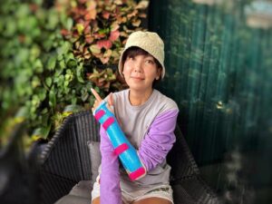 Kym Ng Instagram - 这是过去5个星期的我😅  嗯，我请了假 ～ 病假 。。
万万没想到，第一次演鬼👻，‘身经百战’的我，竟然在拍戏的时候，意外摔断手腕😰  因为惊魂未定，所以就没在第一时间说出来吓人。
现在手腕里放了铁片 - 手术顺利，正在漫长的康复路上。。💪🏻
受伤的手，恢复状态还算理想，下个星期，就会回到🎬工作岗位了！
我将挥手告别这不如意的篇章，继续勇往前行，勇敢扮鬼！🙏🏻🙏🏻🙏🏻 
感谢大家的关心和祝福 ❤️❤️❤️