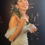Kym Ng Instagram – 不管是演戏还是主持，我都还有很多的不足。。每一次的入围或是得奖，即是一份鼓励，也是一份推动力！我会继续向各位演员和主持人们学习🙏🏻
昨晚把最佳女主角的奖座带回家了，就还是感觉很不真实🫢
要再次感谢《陪你到最后》剧组里的每一个工作人员，以及每一个演员，感谢大家认真，用心，卖力的付出 💪🏻💪🏻💪🏻
我觉得是因为这部戏的故事写得很动人，所以让我沾了很大的便宜🤭
当然，还有幸运之神的眷顾，我才有机会被点名😜
谢谢观众朋友们，粉丝们，@kymngforever ，一直给我加油打气 ❤️
谢谢新传媒，@the_celebrityagency @dneo @authentic.living @jaeleaw @xueling @relaxkarenb Serene, Fiona .. 谢谢你们在我背后的鼎力扶持🙏🏻
谢谢 @gandavid_davidgan 每年都不厌其烦的为我们准备燕窝糖水🩷
谢谢 #PassionHairSalon @ryan_yap 为我做了个漂亮发型💕
谢谢 造型师 @jihg.21 让我华丽登场 #Berta (gown) @belleandtulle 🥰
谢谢 @yadanargems 给我穿上了绚丽夺目的 #橄榄石 首饰 💖
感谢大家的祝福🙏🏻 我会继续奋斗的😜