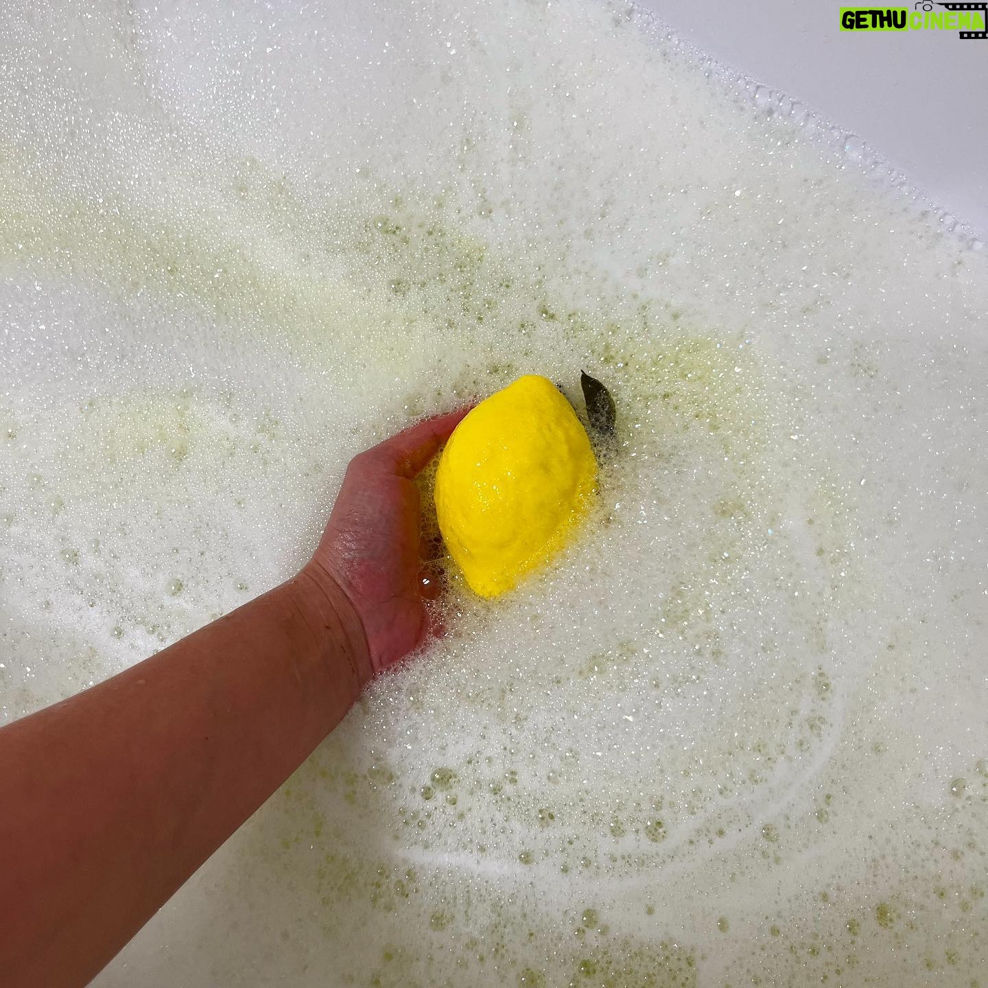 Kyung Soo-jin Instagram - 샤워부스에서 욕조로 바꾼이유… 레몬휴식🍋🍋🍋