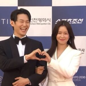 Kyung Soo-jin Instagram - 청룡시리즈어워즈 다녀왔어요!
형사록으로 여우조연상에 노미네이트 된것만으로도 행복했구요.
멋진 배우분들과 함께 앉아 있는 것 만으로도 영광이였습니다.
우리 형사록 배우들 감독님 스탭분들 너무 감사하고 사랑합니다!!!
(학주야행복해보인다?🤣)