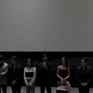 Kyung Soo-jin Instagram - 시사회 다녀왔어요🎥
비상선언! 개인적으로 영화관에서 봐야 그 진가를 알수 있는 영화 같습니다!! 박진감 넘치고 스릴 있었네요!!
선배님 덕분에 재밌게 봤습니다!!
초대해 주셔서 감사합니다!
#비상선언화이팅!!