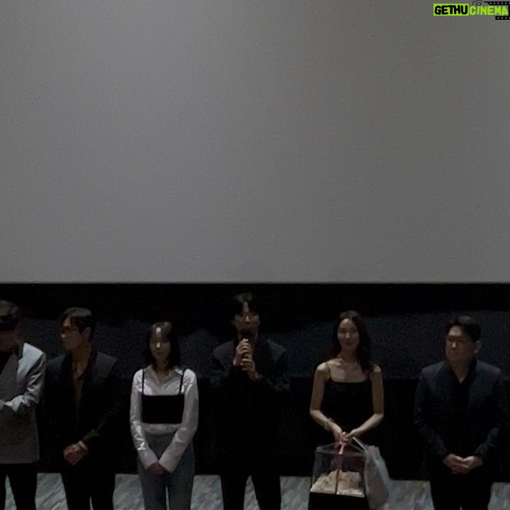 Kyung Soo-jin Instagram - 시사회 다녀왔어요🎥 비상선언! 개인적으로 영화관에서 봐야 그 진가를 알수 있는 영화 같습니다!! 박진감 넘치고 스릴 있었네요!! 선배님 덕분에 재밌게 봤습니다!! 초대해 주셔서 감사합니다! #비상선언화이팅!!