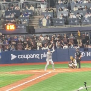 Kyung Soo-jin Instagram - mlb 서울시리즈 직관!!! 역시 야구는 치맥이지!!
#카스 #카스라이트#ad @official.cass
