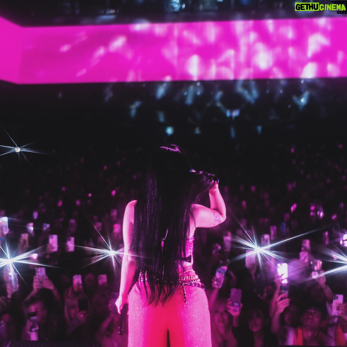 LANA Instagram - “Already 20 live” Thank you 🥹🩷 この日までに沢山のことがあり深く傷つき乗り越えられないと思いました。 信用できる人は誰なのか誰に何を話せるんだろう。 この人は私をどう思ってるんだろう。 私の気持ちはちゃんと届いているのか。 そんな気持ちでいっぱいだった。 でもこのライブが終わる時に強く思った事は、 信用できるのは自分だけ。 自分の信じた気持ちを誇りに思おう。感謝しよう。 さらに、強くなっていたよ😢 そして、こんな不器用な私を温かい大きな心で包み込んでくれるチーム。共演者。みなさんのおかげです。 本当に本当にありがとうございました😭🙏🤍 🪽🪽🪽