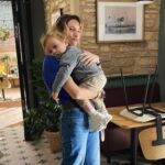 Léa François Instagram – Merci pour vos retours sur l’intrigue @pblvofficiel du moment! Je vous lis, je vous love et je crois que vous avez tous besoin de cette photo câlin que je vous partage avec joie!! 🥰♥️ 
#yaeletbarbara #pblv #monbebedefiction