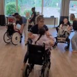 Léa François Instagram - Encore un week-end intense avec l’association @elaofficielle ! Encore une bonne claque avant la rentrée et une bonne leçon de vie dans ma tronche. Je vous aime les guerriers qui me faites perdre mes mots, je vous aime les parents, les frères et sœurs d’enfants malades/handi qui puisez en vous des forces insoupçonnées, un altruisme et une bienveillance à toutes épreuves! Ah si le monde pouvait ressembler à la dose d’amour et de tendresses qu’on a partagé ce week-end… Je vous aime aussi les parrains et marraines de l’asso qui avez tout donné pour illuminer au max le week-end des petits et grands et partagé avec eux des activités diverses et variées qui (soyons honnêtes) nous font autant de bien qu’à eux! Des lectures de contes, de l’escrime avec un champions olympiques, du poney, de la piscine, un concert privé… Merci aussi à @mycenterparcs , précieux partenaire et bien sûr au staff @elaofficielle qui (en plus d’être concernés par la maladie) déplacent des montagnes pour faire avancer les choses! Enfin, merci à Pamela qui m’a appris le mot « handicapable » ce week-end et qui au lieu de focaliser sur ce qu’un corps ne peut pas ou plus faire, fait simplement avec les capacités de chacun! Avec une âme qui ressent, un doigt qui bouge, des yeux qui clignent, on peut faire une danse merveilleuse et j’en ai eu la plus belle des preuves ♥️ On va continuer de marcher pour toi ELA, de prêter nos jambes pour tout ceux qui ne peuvent plus courir. Dans les écoles, les entreprises, vous pouvez organiser l’opération « mets tes baskets et bats la maladie », renseignez vous auprès de l’asso (ela-asso.com rubrique « comment nous aidez »), vous pourriez être surpris de l’aventure humaine qui vous attend.. Se sentir utile les amis, y’a qu’ça de vrai!! ♥️